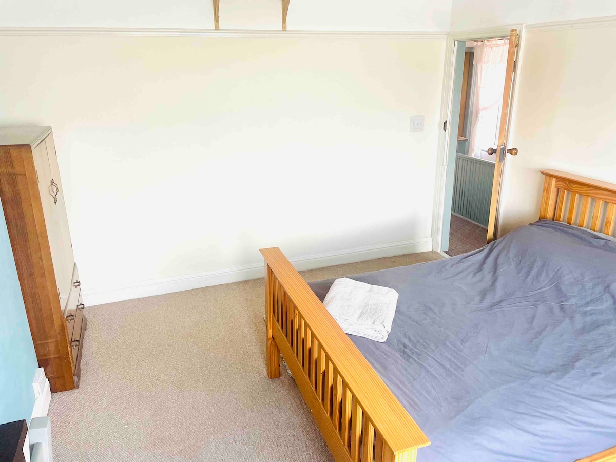 Quiet Town centre room, close to university