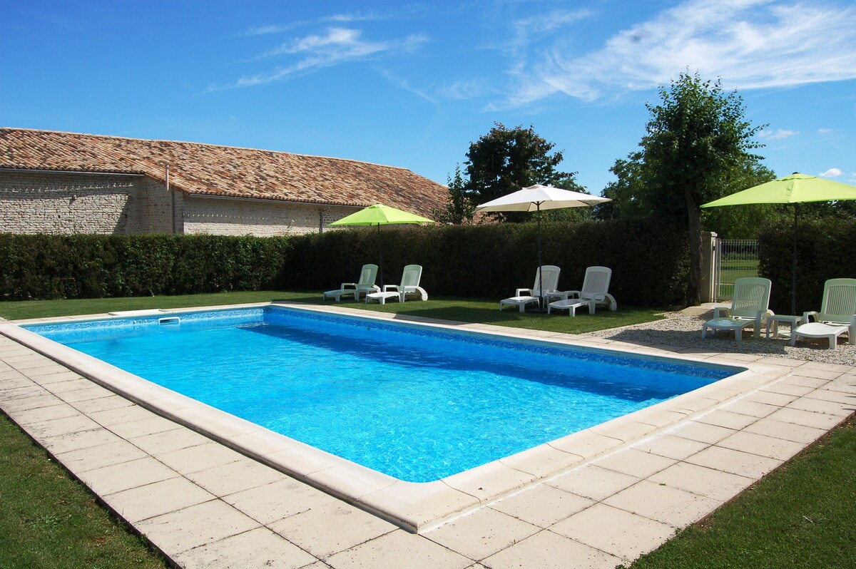 Spacious 4 star One bedroom Gîte with shared Pool