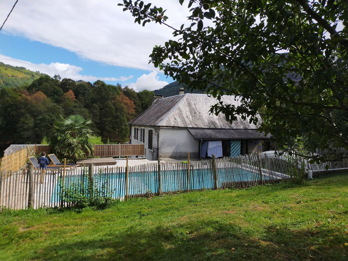 比利牛斯山脉的家庭住宅，带泳池