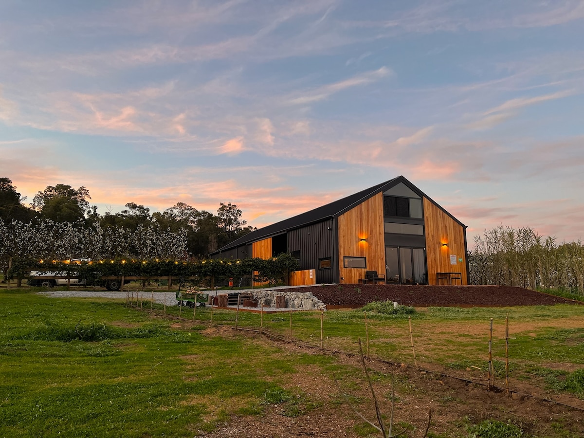 *Luxury rustic farmstay in the gum and plum trees*