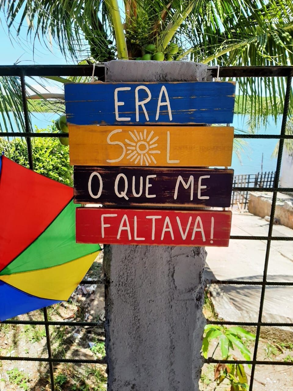 Casa espaçosa, bem mobiliada, recém-reformada, nascente, na beira do rio Santo Antônio (acesso privativo pelos fundos da propriedade, inclusive com rampa para embarcações) e vistas exuberantes do encontro do rio com o mar.