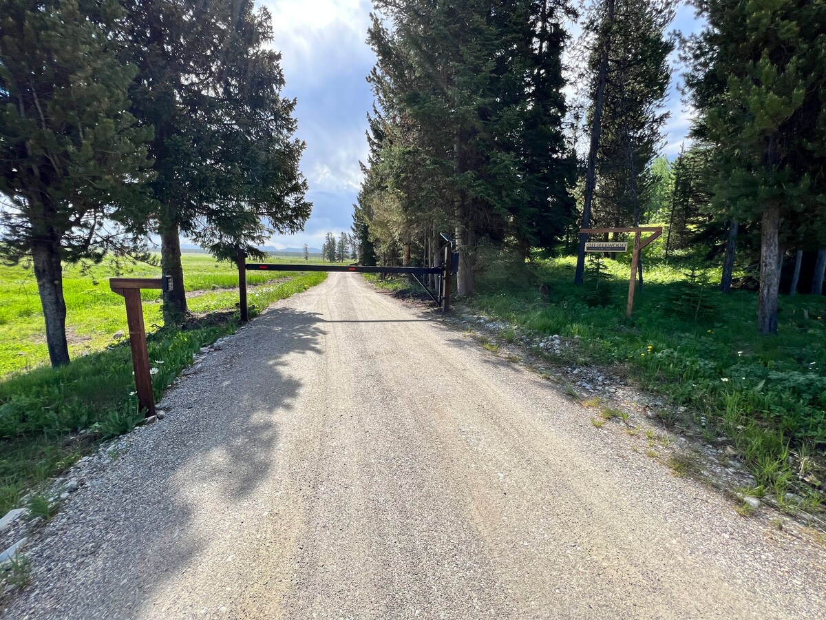 6 miles to Yellowstone - Shelterwood Guest House