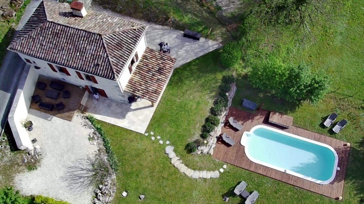 maison en pierre  avec piscine totalement privée