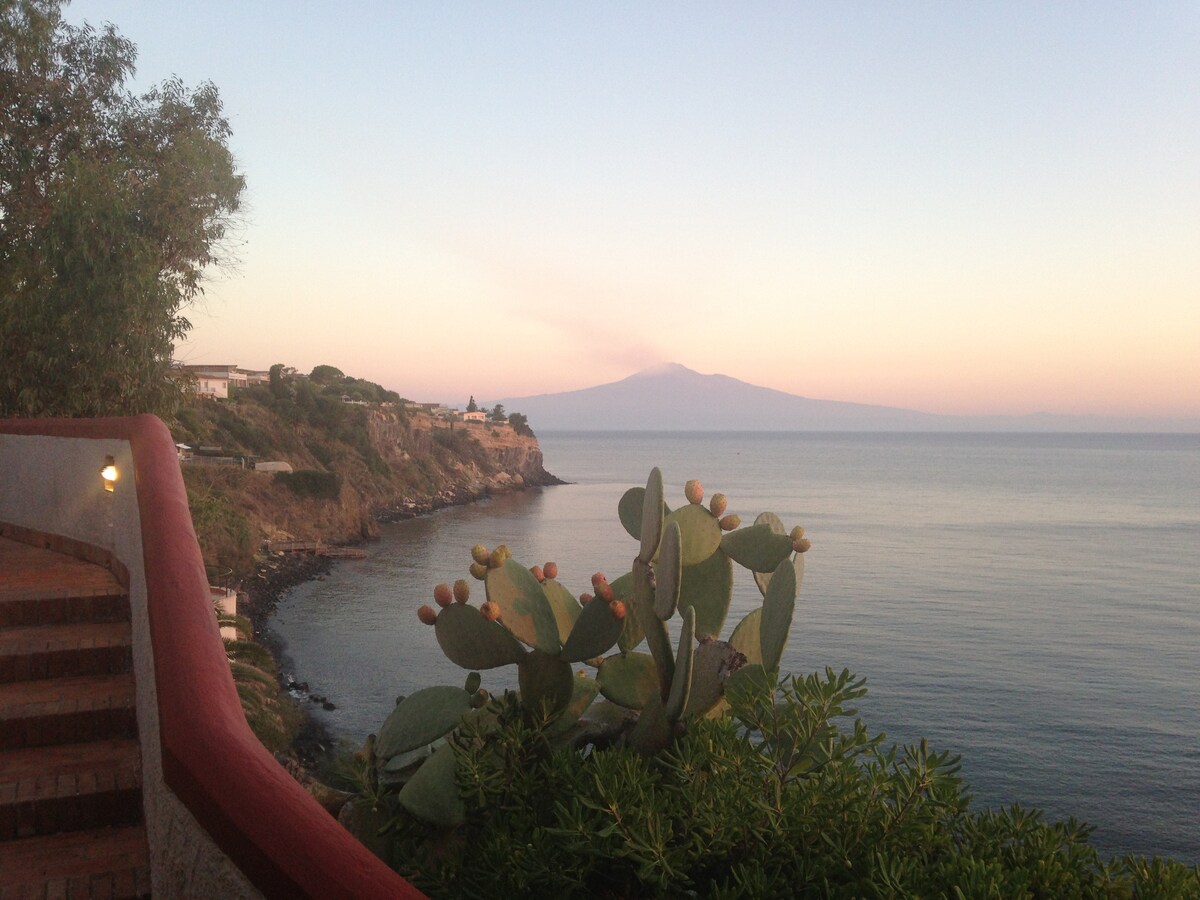 西西里岛，在海滩上，可欣赏迷人的埃特纳火山美景