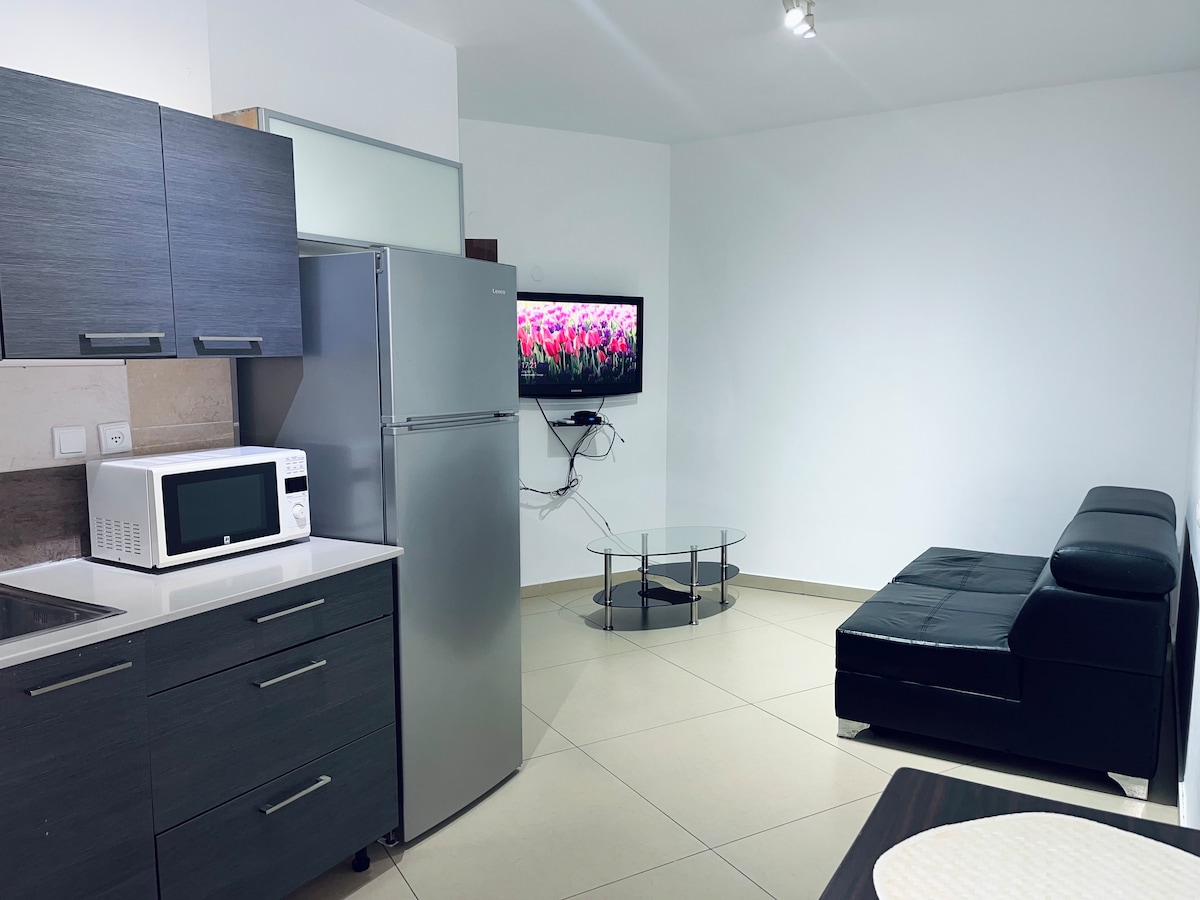 Two Rooms Unit in BAT YAM • 5 mins from the beach