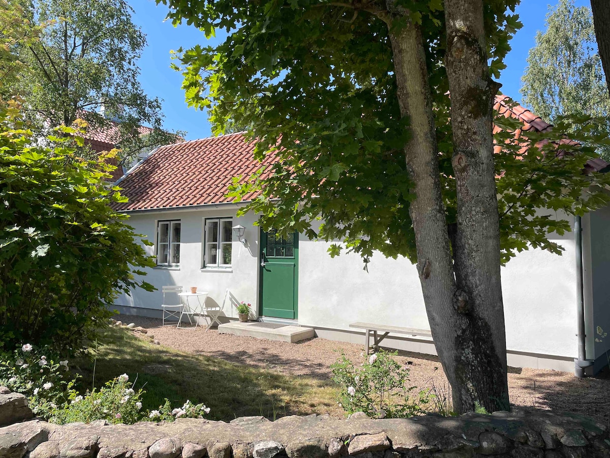 Gästhus vid skog och hav i populära Havsbaden