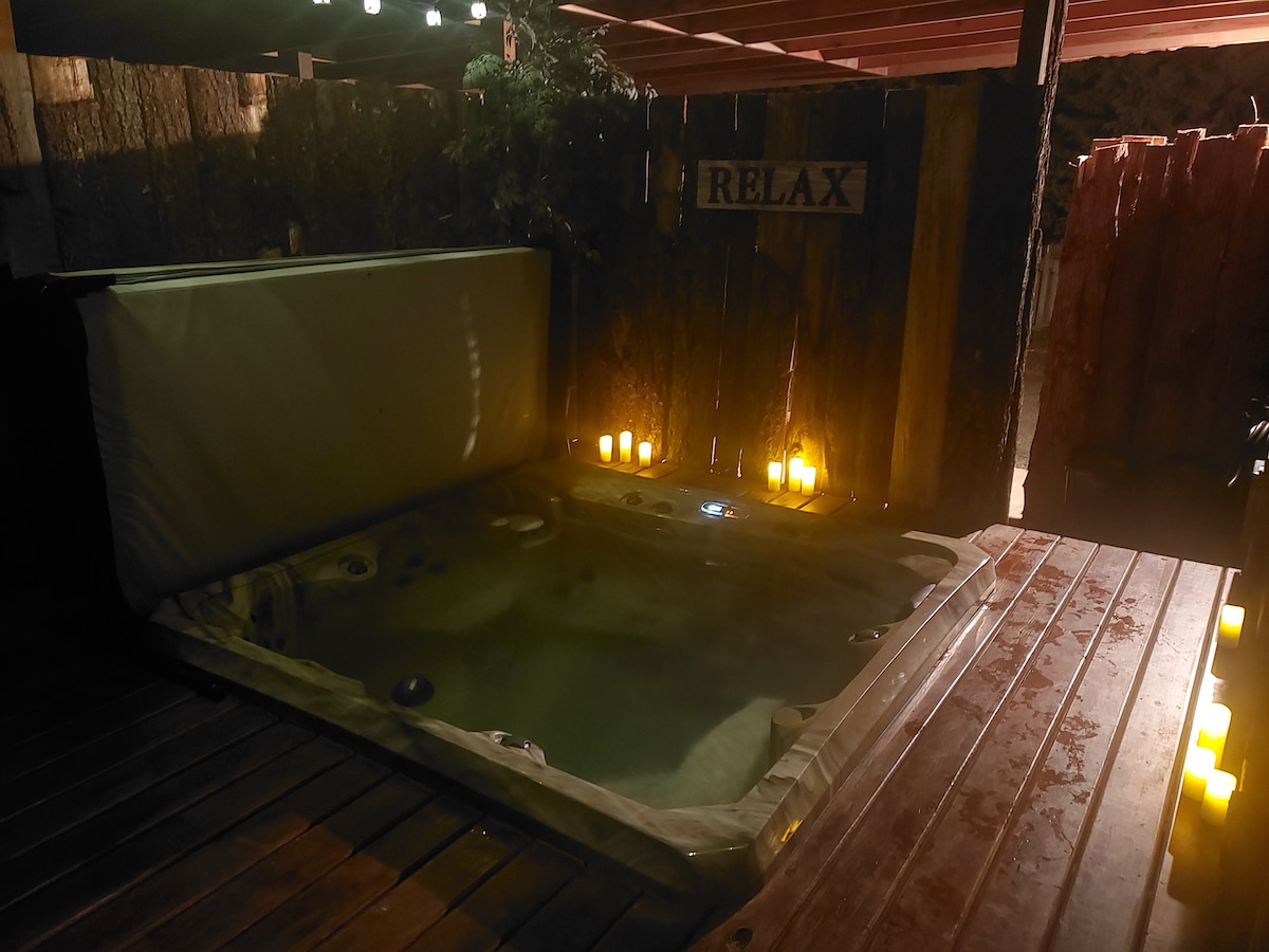 带私人热水浴缸的浪漫小木屋