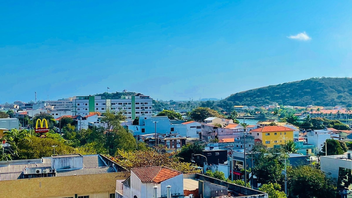 Cobertura central. Faça tudo a pé em Cabo Frio.