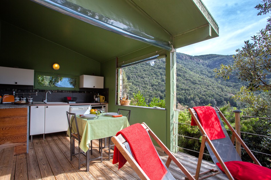 Cabane dans le maquis, terrasse vu sur mer