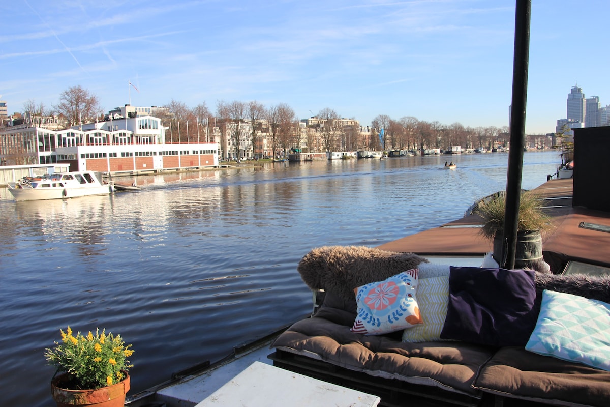 De Pijp区Amstel河上的船屋