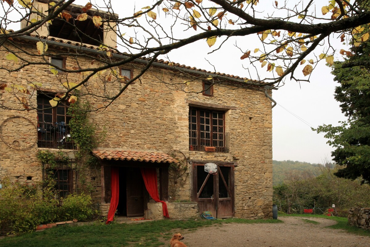 Domaine St Jeanot ，三间相邻房间和泳池