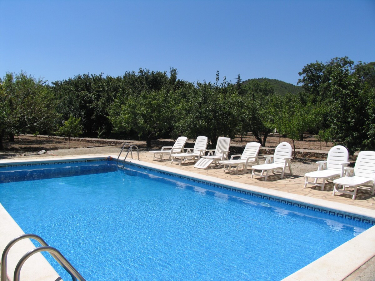 Manor house garden of 4500 m2. Pool private.