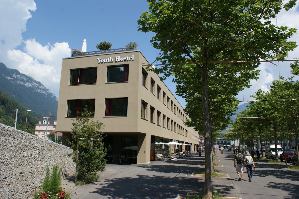 因特拉肯青年旅舍（ Interlaken Youth Hostel ） ，设有4间卧室