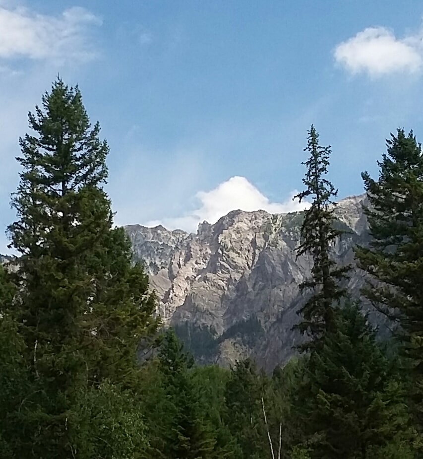 位于山中心的城堡景观小屋