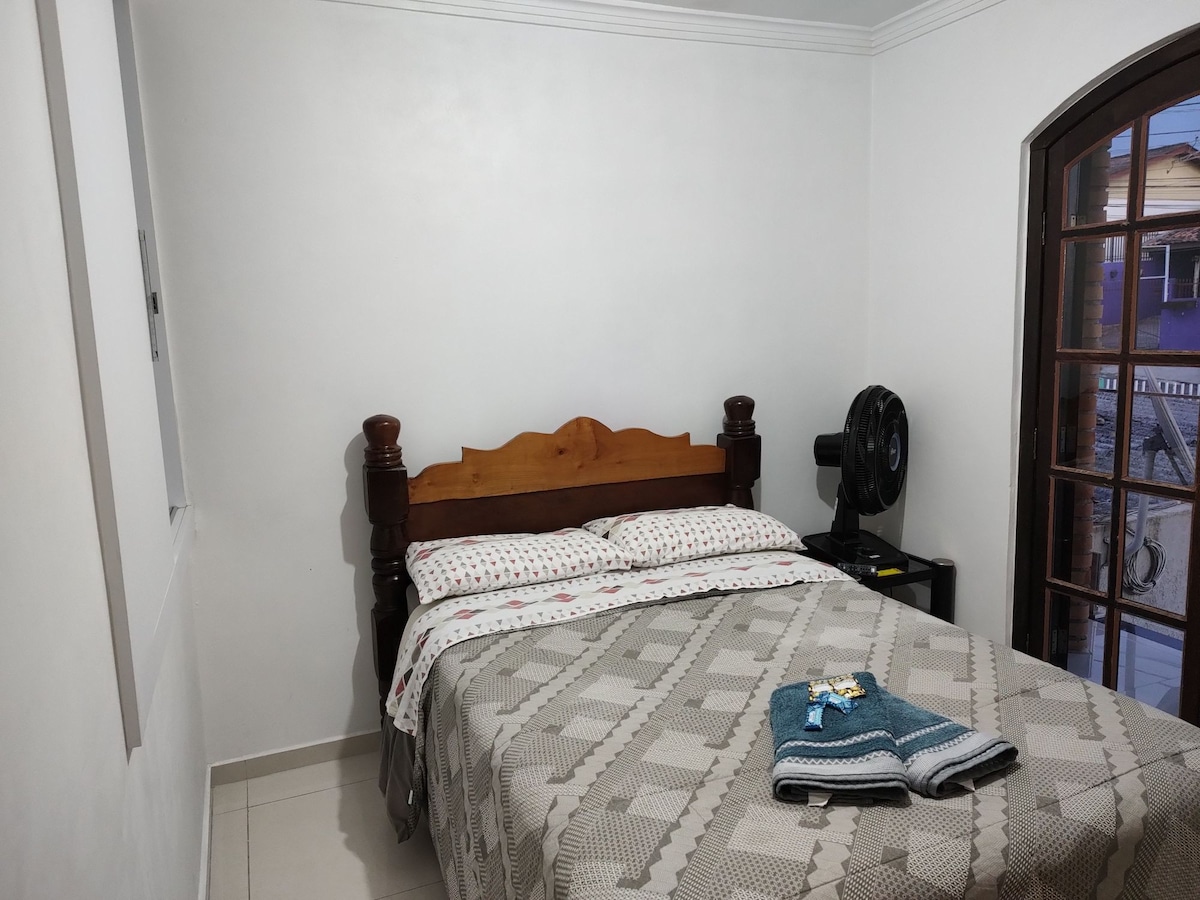 Quarto p/ casal /banheiro compartilhado Casa Anton