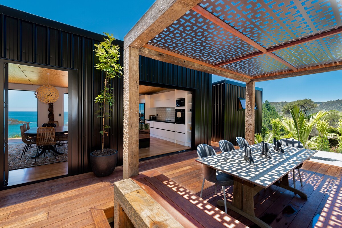 设计师海滨别墅，位于美丽的Te Ngaere Bay