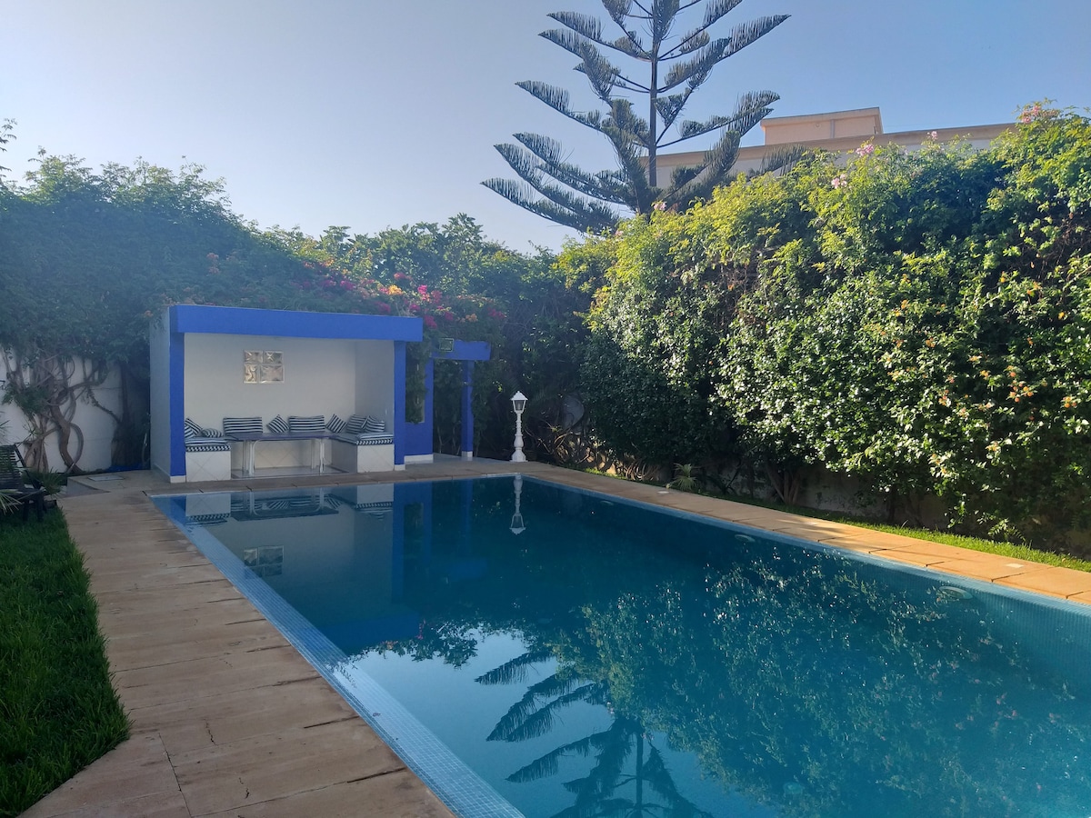 Villa de 700 m2 piscine grand jardin au bord Plage