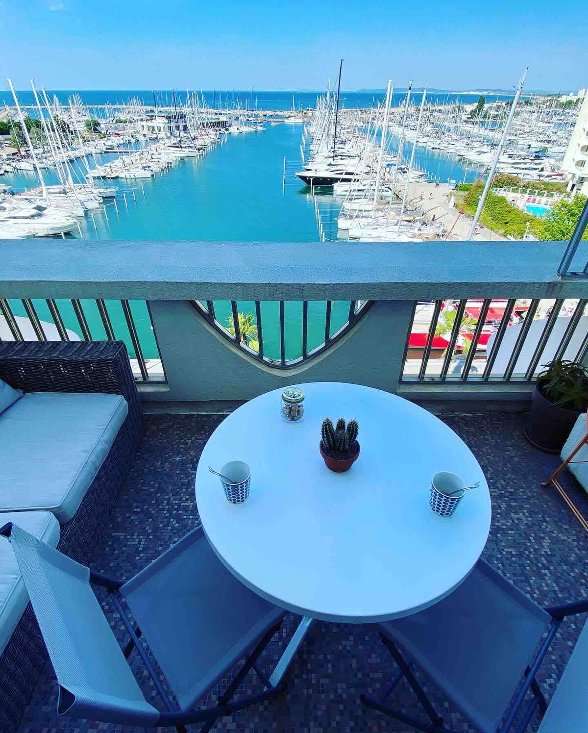 美丽的单间公寓，可欣赏港口和海景+露台