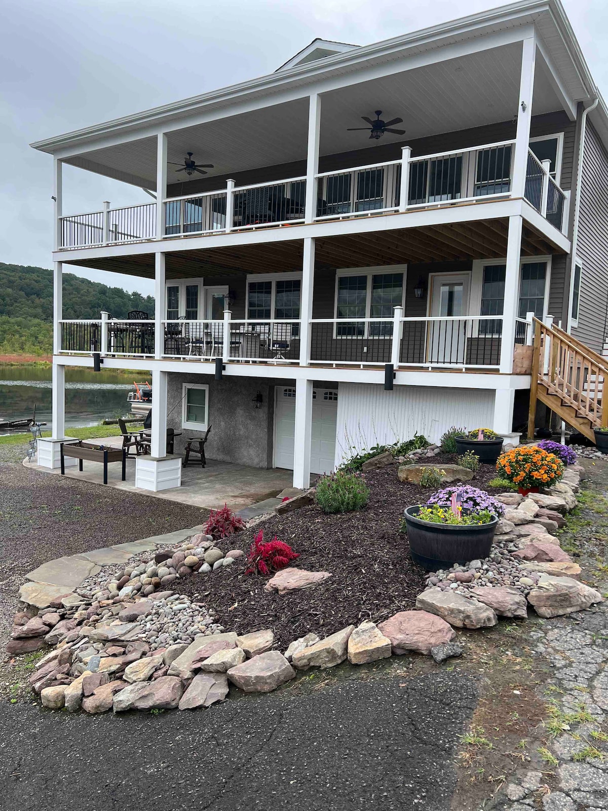 Stunning Harveys Lake view at Sunset deck getaway