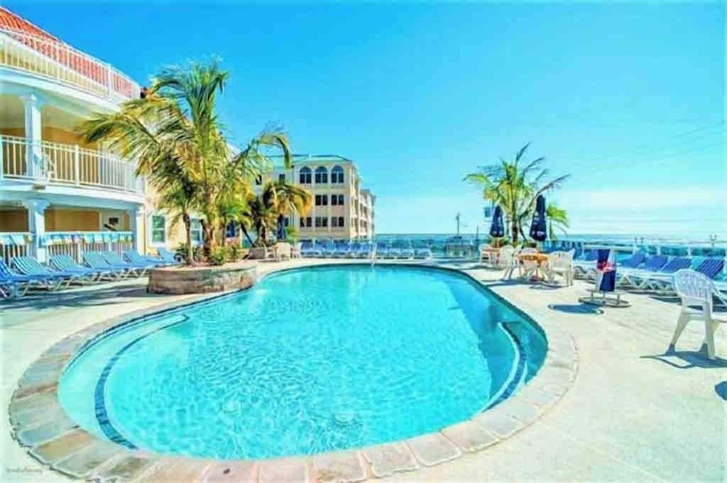 Flip Flops Condo w/Private Porch + Pool/Parking