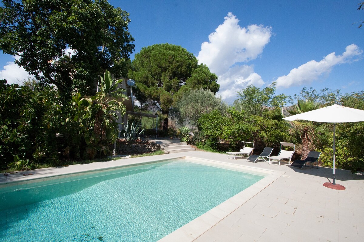 陶尔米纳和埃特纳火山附近私人泳池别墅
