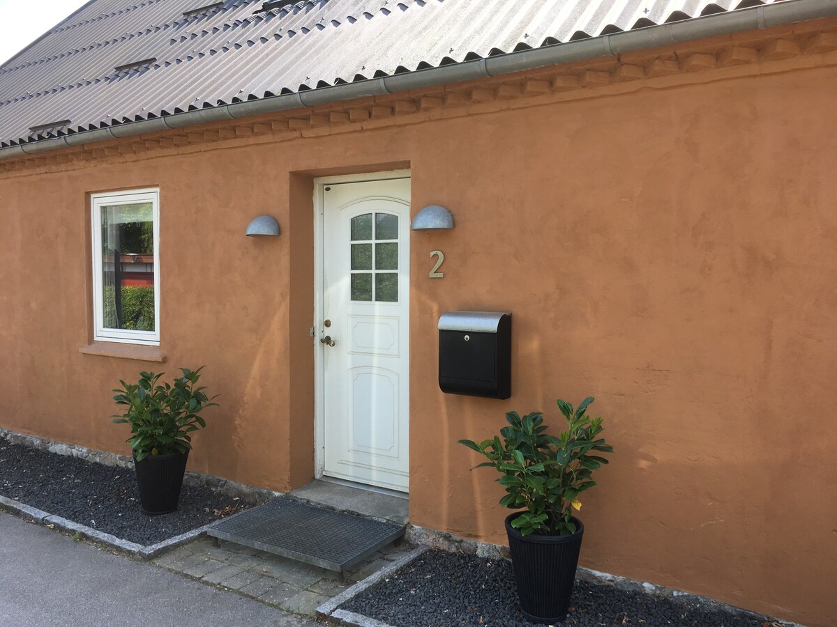 可爱的房间（ 2间） ，位于大房子里， 10分钟可达科日/罗斯基勒（ Køge/Roskilde ）