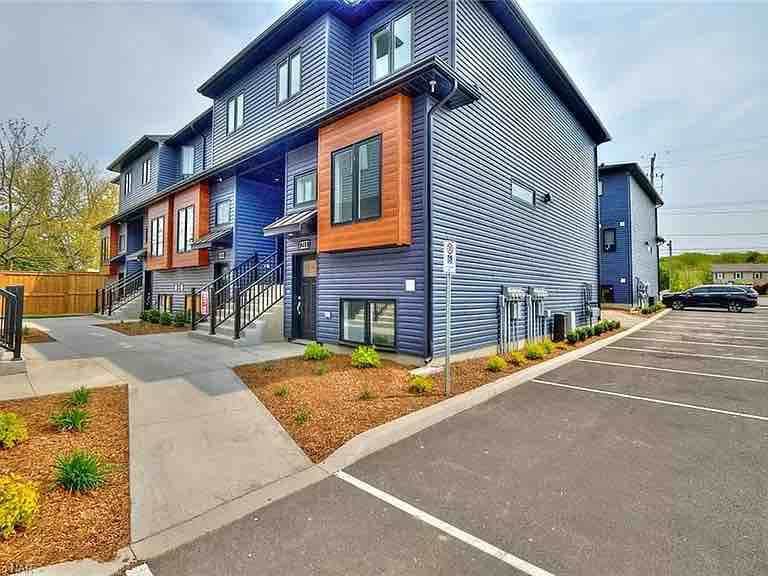 Chalet Style Townhome in Niagara | Free Parking