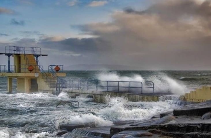 Lower Salthill (opposite Warde’s Hotel)的民宿