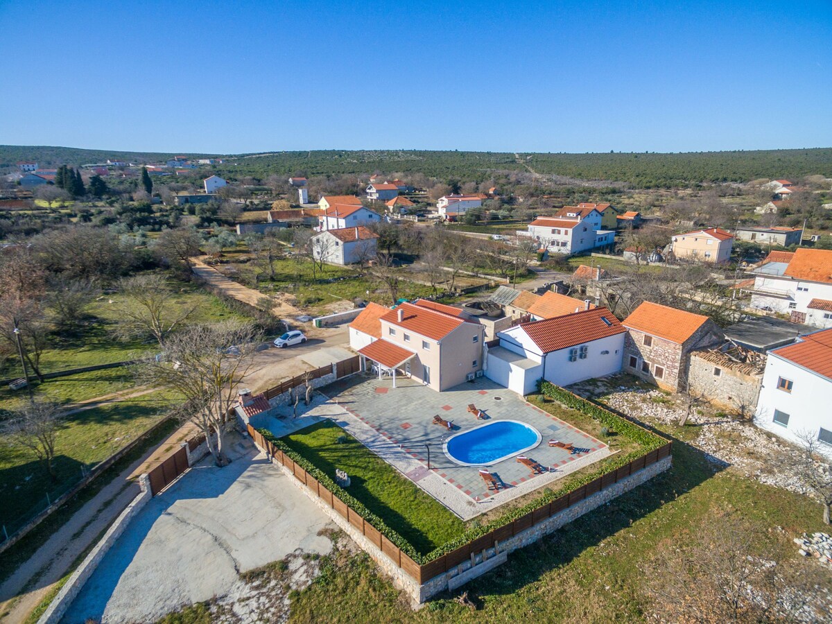 New villa Elm, 4 km from the sea