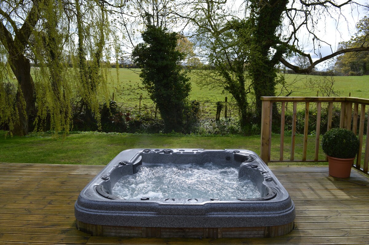 Luxury Barn with Hot Tub - Sleeps 9