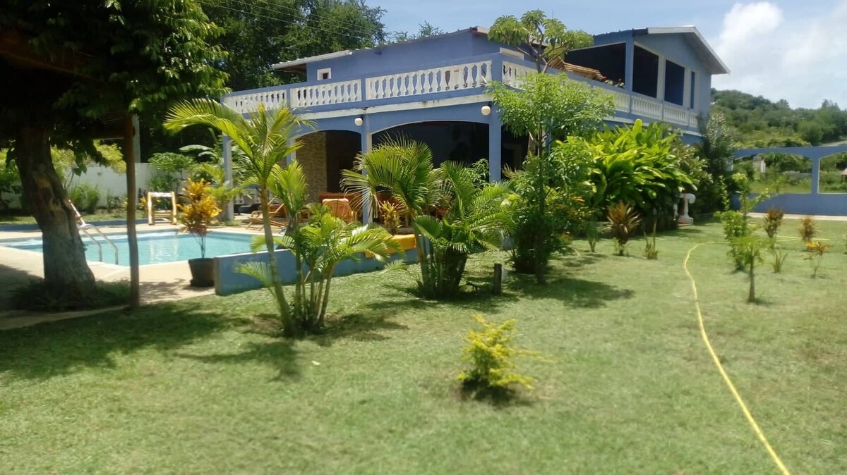 Rdch de la villa avec piscine les pieds ds l'eau