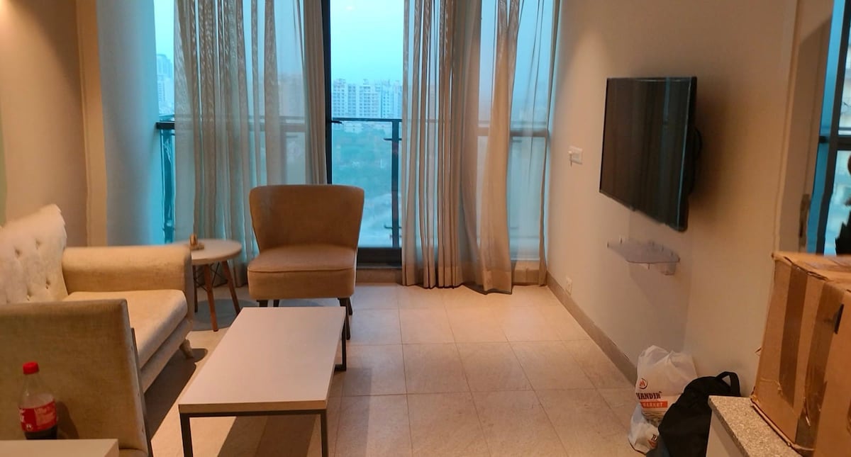 1018 - Pvt suite with balcony nr airport-POOL OPEN