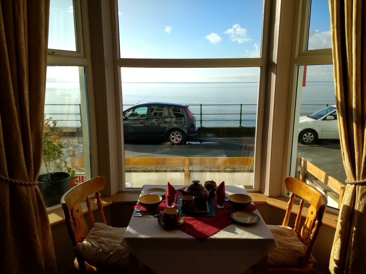 Sea-view family room on Criccieth beach