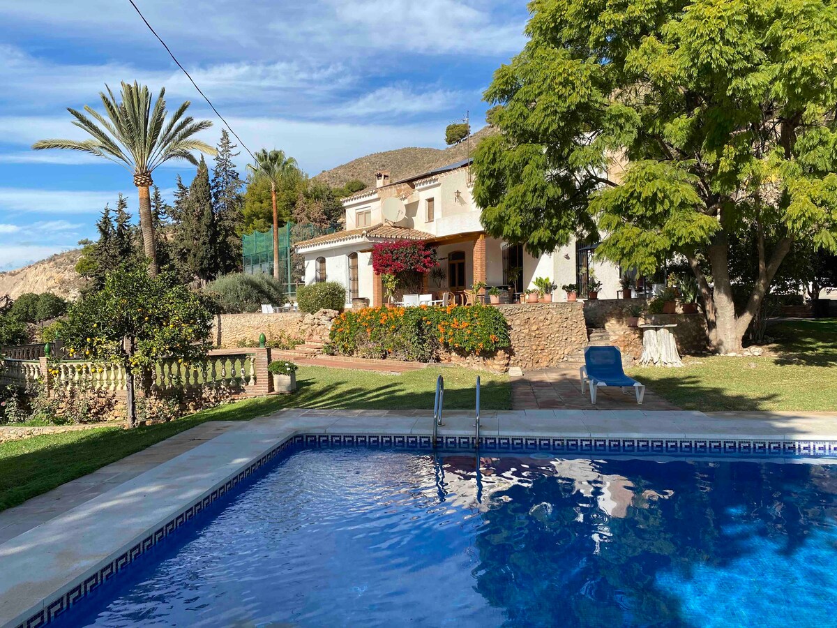 Villa con piscina, pista de pádel y jardín privado