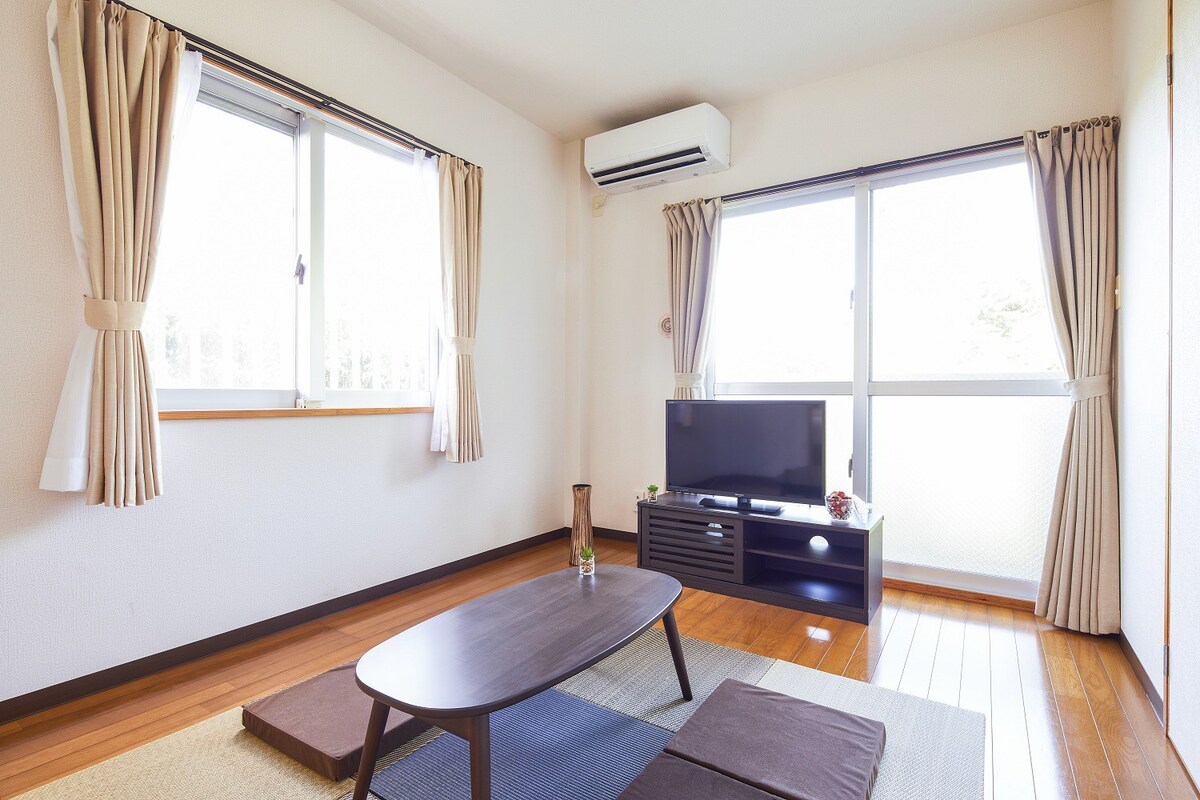 102房间2LDK ， 4张单人床，作为冲绳北部观光的基地