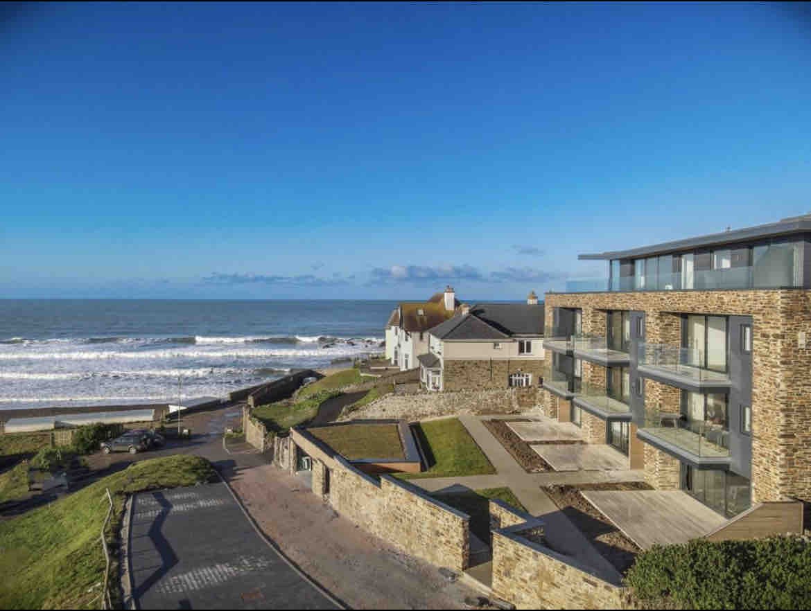 Luxurious 2 Bedroom Apartment With Epic Sea  Views