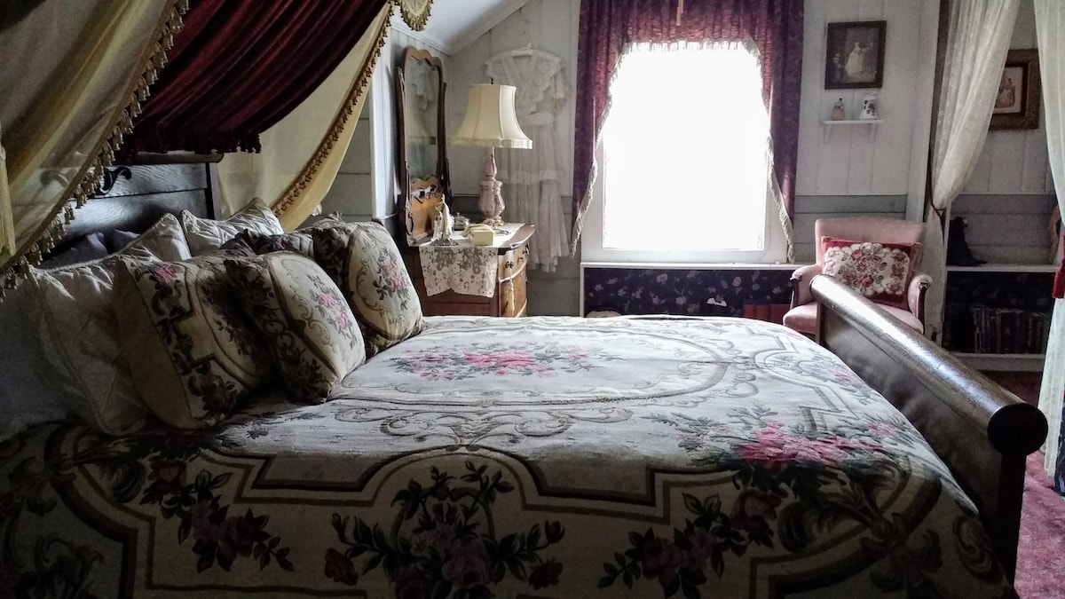 Queen Victoria Suite - The Inn of Glen Haven