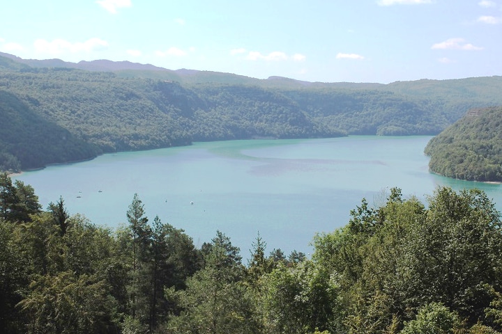 美丽的度假胜地，欣赏壮丽的湖景