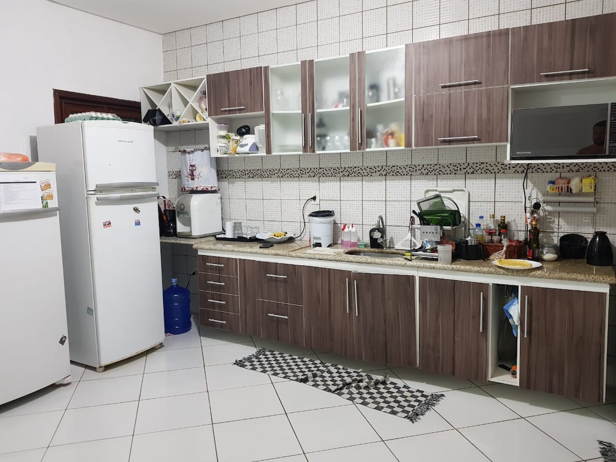 Quarto em casa ampla e bem localizada.