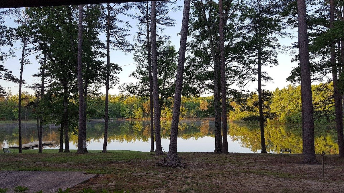 Comfy, cozy lakeside getaway