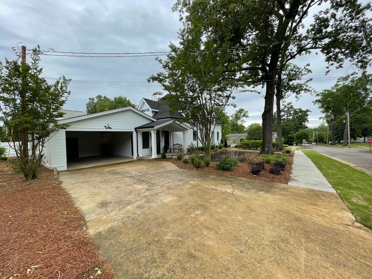 THE CARRIAGE HOUSE OF CORINTH