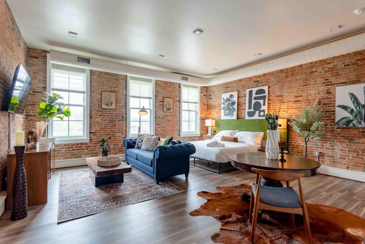 Vibrant Depot Town Loft - KING BED