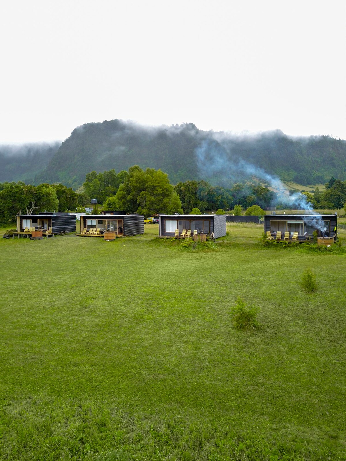 带私人按摩浴缸的湖滨小屋