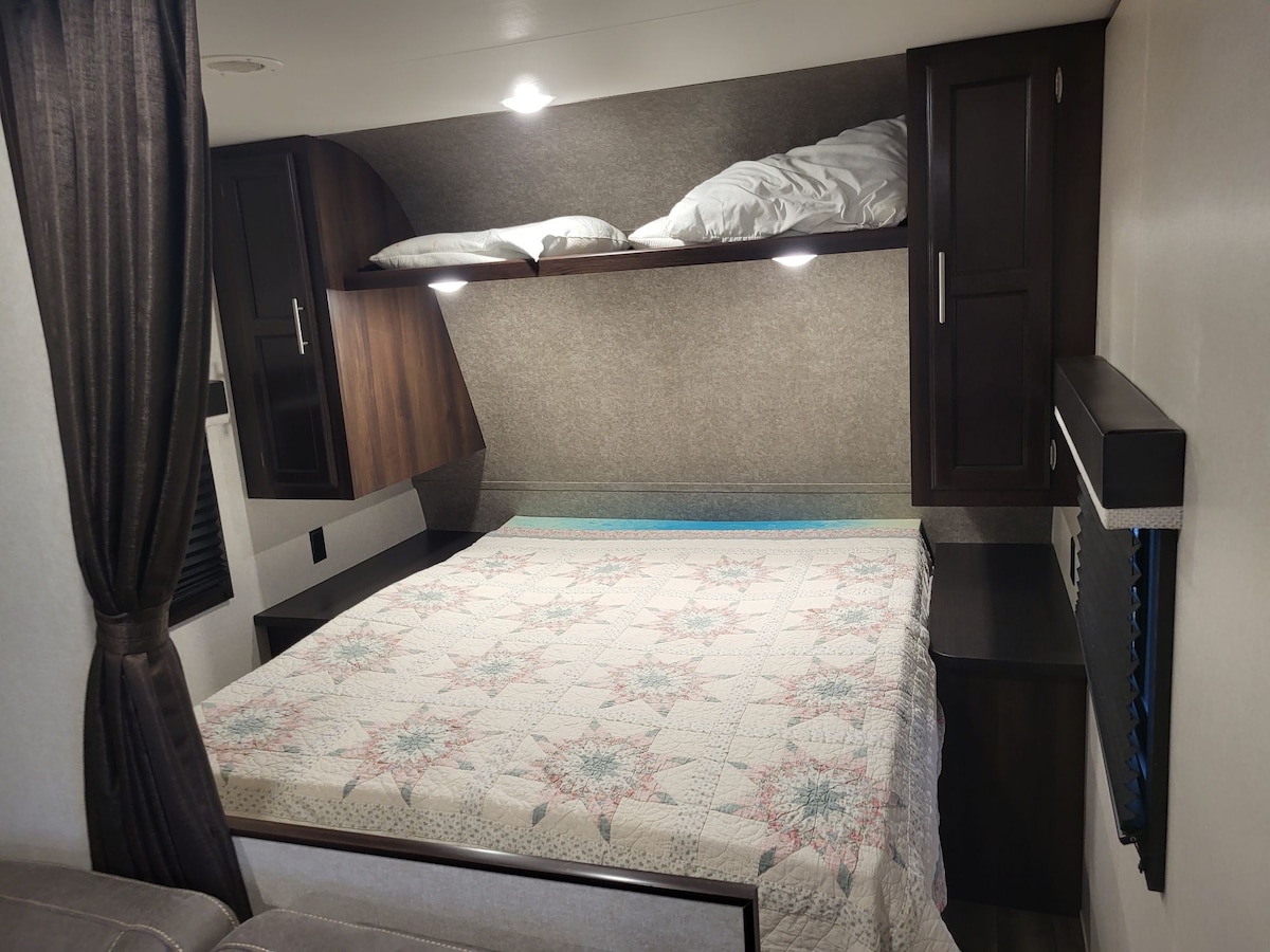 乡村露营车设置1间卧室，带双层床房！