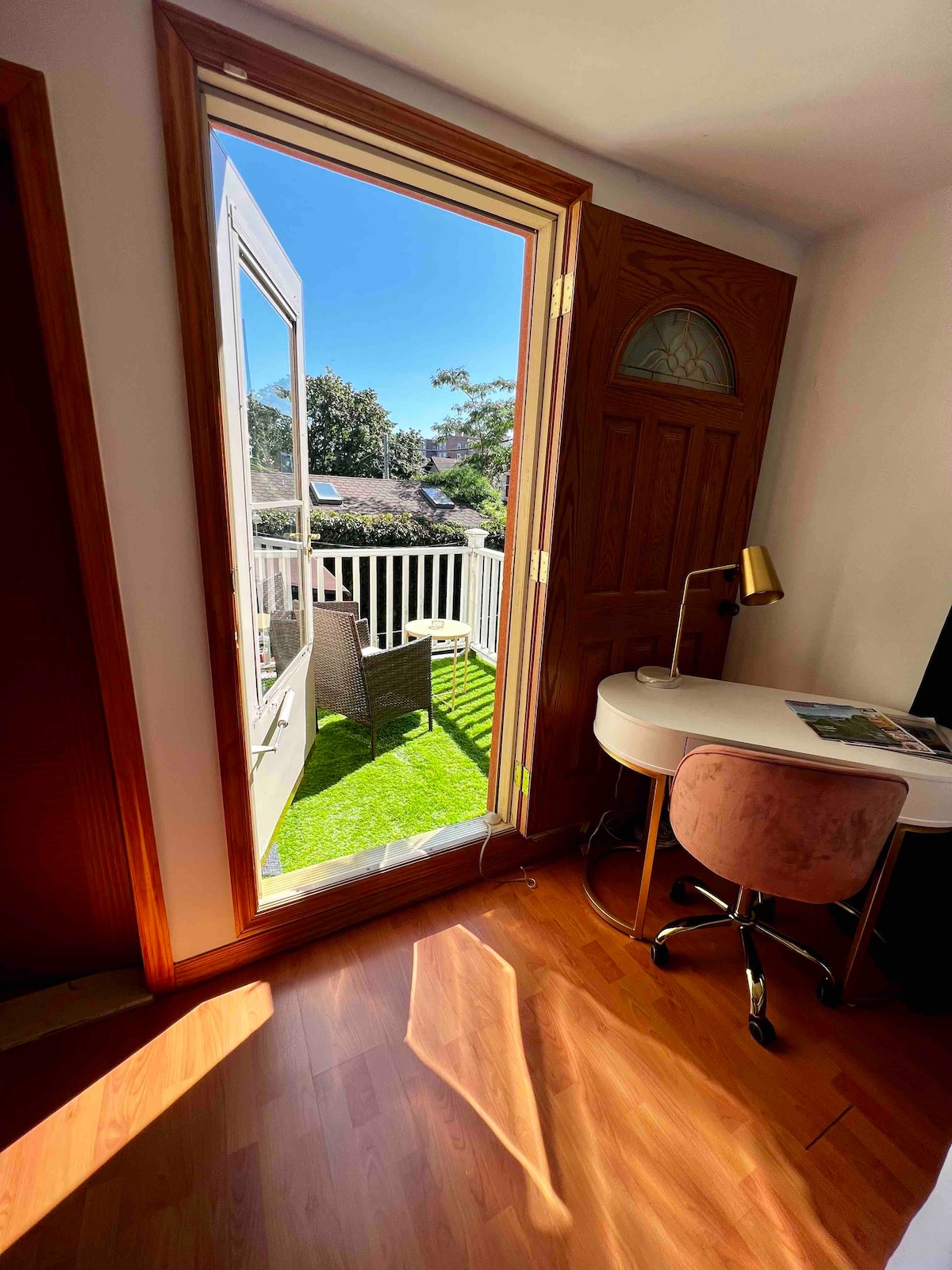 Sunny room with private bath & balcony