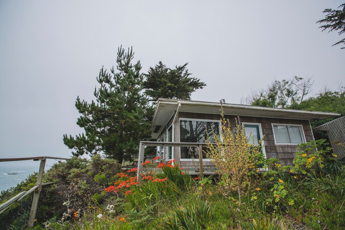 Mendocino Coast Cliffside Cottage—Shangri-La