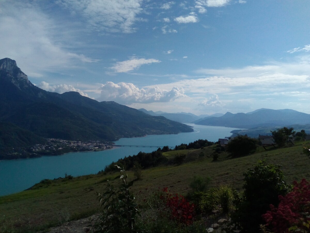 chalet à Puy Sanieres vue sur le lac Serre Ponçon