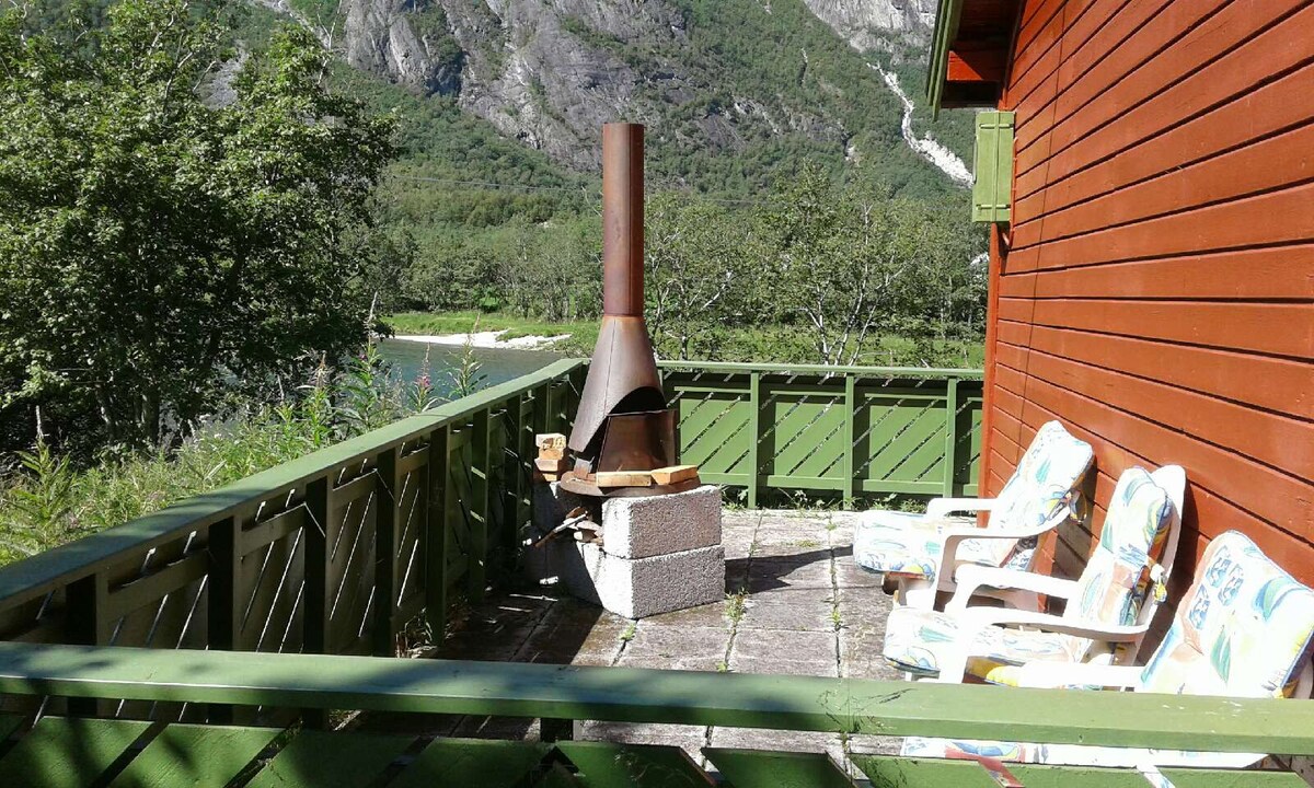 Rauma的钓鱼小屋，可欣赏Trollveggen的美景
