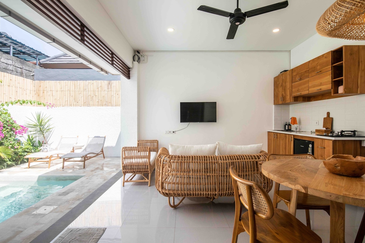 Central Chic 2BR Villa walk to Berawa Finns Beach