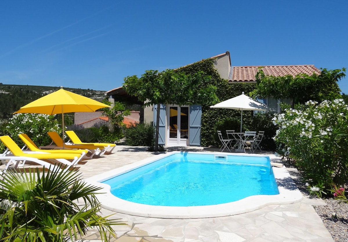 别墅设有私人温水泳池，距离海边25公里。